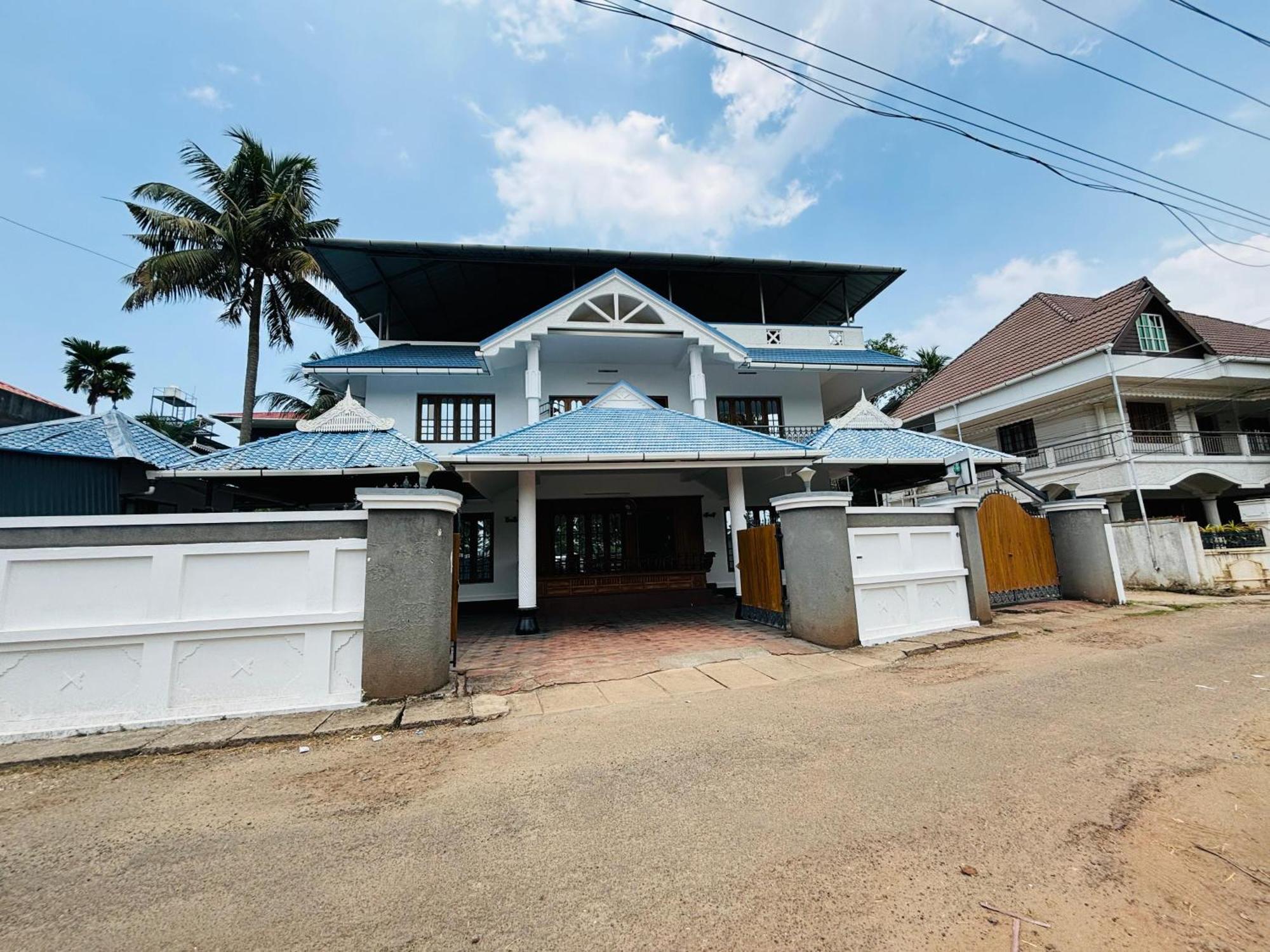 Isha Residency Hotel Kochi Exterior photo